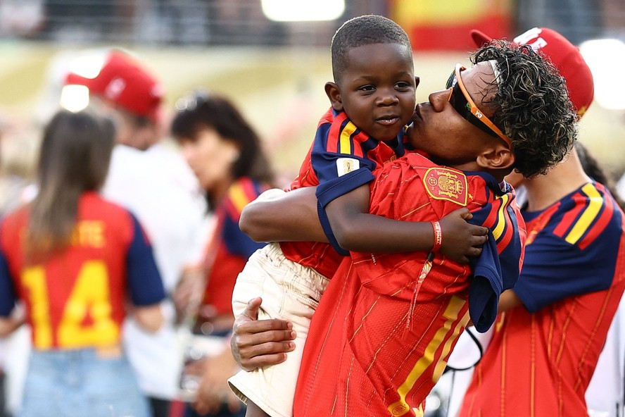 Irmão caçula de Lamine Yamal rouba a cena ao comemorar vitória da Espanha na Copa; veja