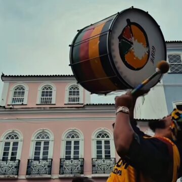 Olodum volta ao Largo do Pelourinho e reúne torcida para Brasil x Noruega