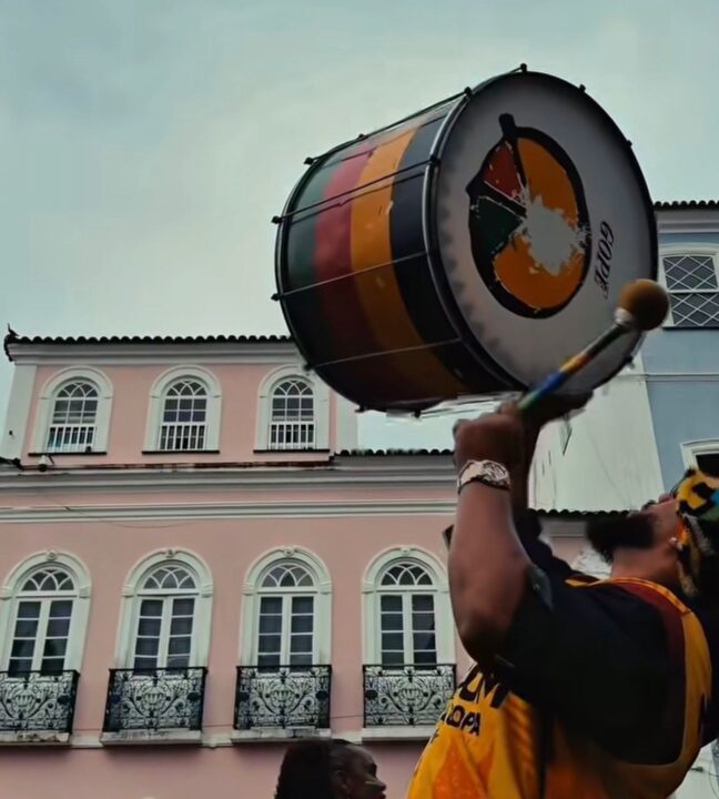 Olodum volta ao Largo do Pelourinho e reúne torcida para Brasil x Noruega