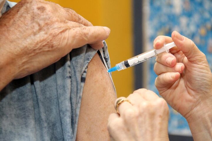 Frente fria: Anvisa aprova nova vacina contra gripe com 73% de eficácia; saiba quem poderá receber