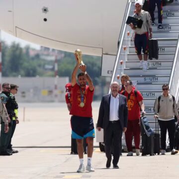 Seleção da Espanha desembarca em Madri com a taça da Copa do Mundo