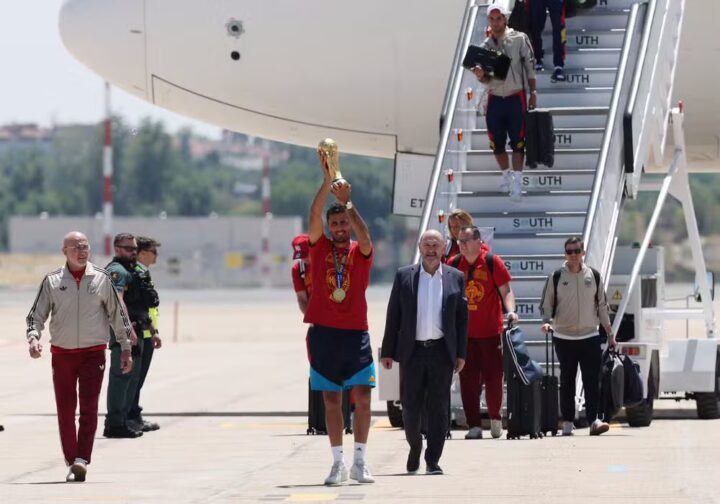 Seleção da Espanha desembarca em Madri com a taça da Copa do Mundo