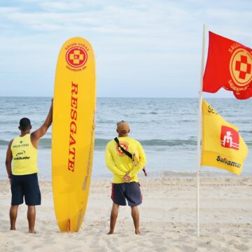 Ondas de até 2 metros deixam mar impróprio para banho em trechos da orla de Salvador neste fim de semana