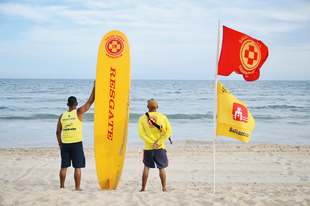 Ondas de até 2 metros deixam mar impróprio para banho em trechos da orla de Salvador neste fim de semana