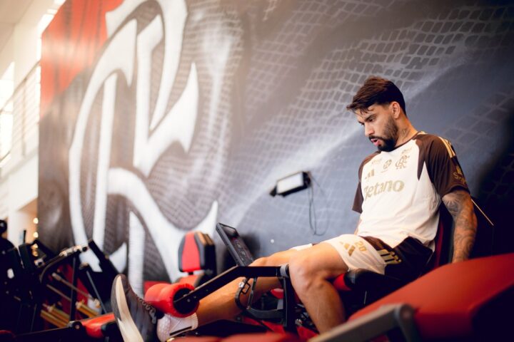 Após eliminação na Copa, Lucas Paquetá retorna ao Flamengo para tratar lesão e mira jogo da Libertadores