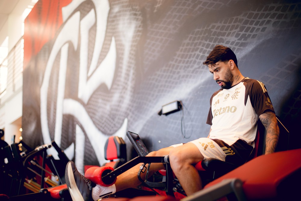 Após eliminação na Copa, Lucas Paquetá retorna ao Flamengo para tratar lesão e mira jogo da Libertadores