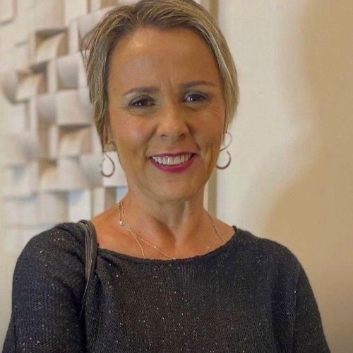 Aos 59 anos, Giulia Gam reaparece em novo projeto da Globo e impressiona fãs com visual