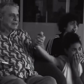 Netas de Chico Buarque regravam clássico em homenagem às mães e emocionam o cantor