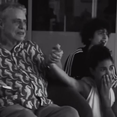 Netas de Chico Buarque regravam clássico em homenagem às mães e emocionam o cantor