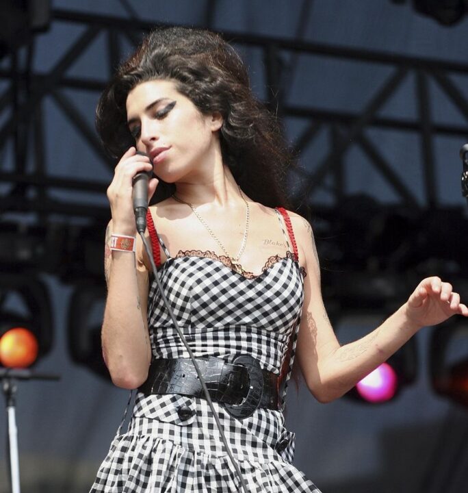 15 anos sem Amy Winehouse: veja as músicas mais tocadas e regravadas da cantora no Brasil