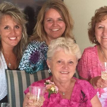 Avó de 82 anos muda lei nos EUA e garante vinho no happy hour em casas de repouso; entenda
