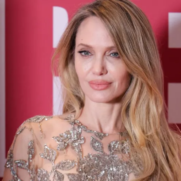 Amigos de Angelina Jolie compartilham sentimentos da atriz após filhos tirarem sobrenome de Brad Pitt: “Ela só quer que todos se curem”