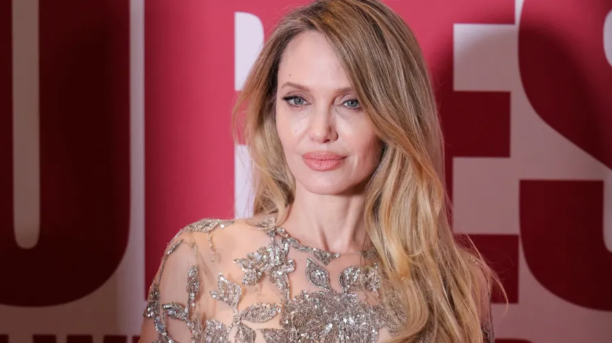 Amigos de Angelina Jolie compartilham sentimentos da atriz após filhos tirarem sobrenome de Brad Pitt: “Ela só quer que todos se curem”