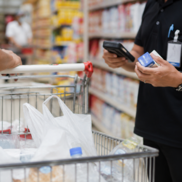 Nova lei em Salvador proíbe lojas e supermercados de conferir compras; veja o que muda