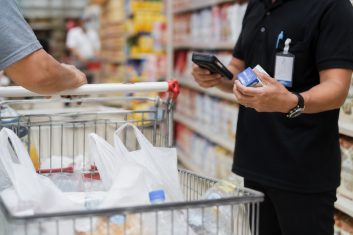 Nova lei em Salvador proíbe lojas e supermercados de conferir compras; veja o que muda