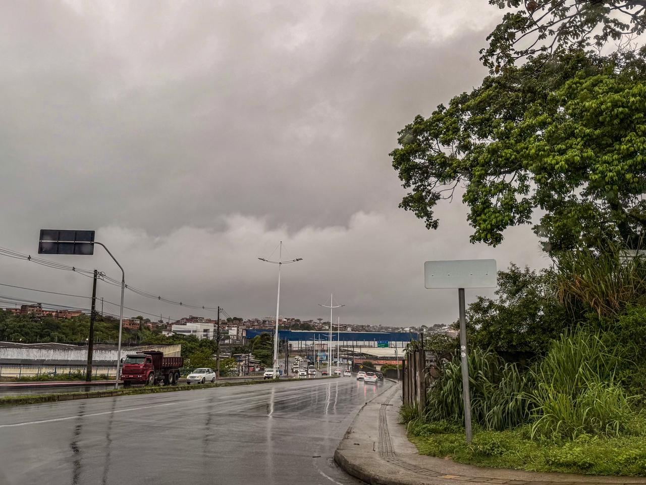 Inmet emite alerta de chuvas para Salvador e outras 24 cidades da Bahia