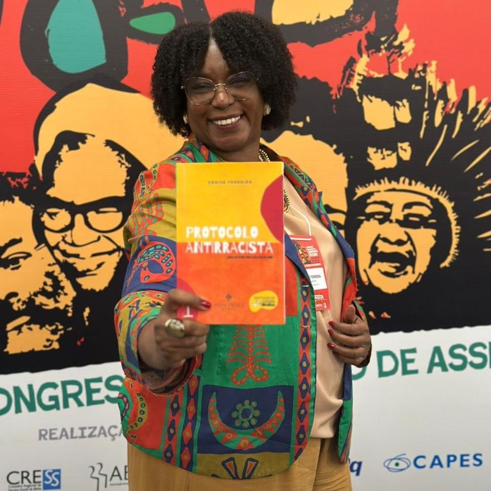 Pesquisadora baiana lança livro sobre protocolo antirracista nas escolas