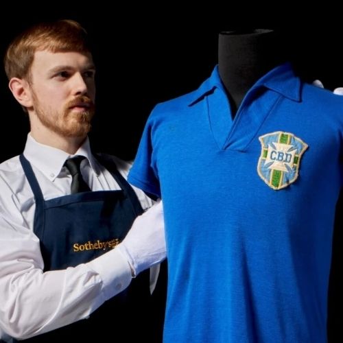 Camisa usada por Pelé na conquista da Copa de 1958 é leiloada por R$ 25 milhões