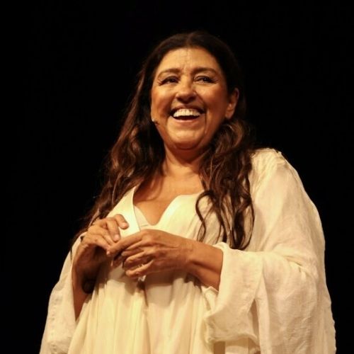 De volta ao teatro, Regina Casé apresenta novo solo sobre a história da humanidade
