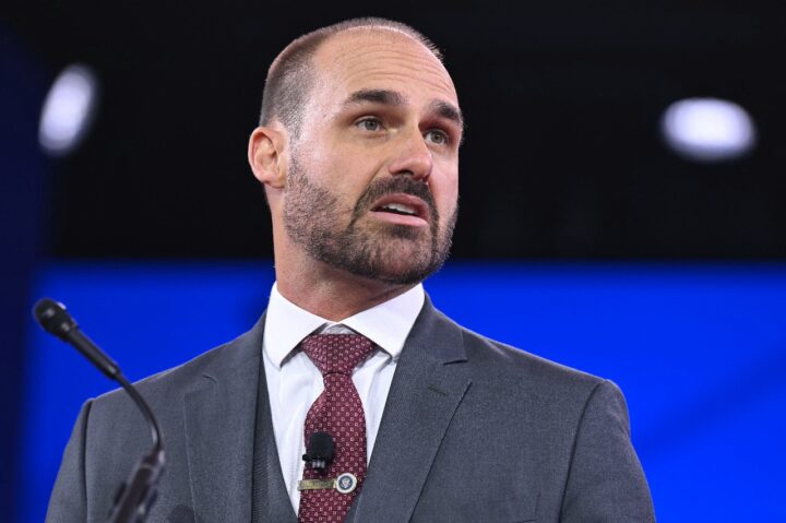 PF demite Eduardo Bolsonaro, que ocupava o cargo de escrivão na instituição desde 2010