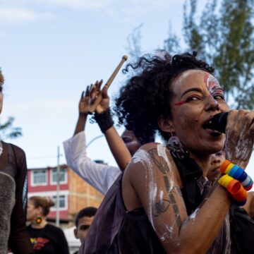 Conheça a Festa do Lixo, tradição criada como protesto que marca o 2 de Julho em Salvador