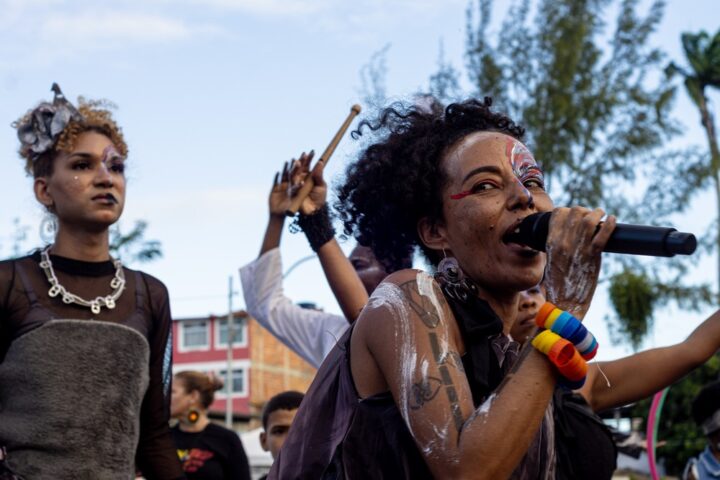 Conheça a Festa do Lixo, tradição criada como protesto que marca o 2 de Julho em Salvador