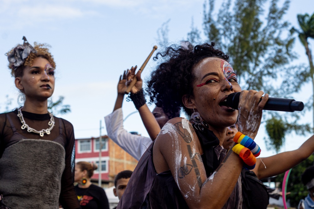 Conheça a Festa do Lixo, tradição criada como protesto que marca o 2 de Julho em Salvador