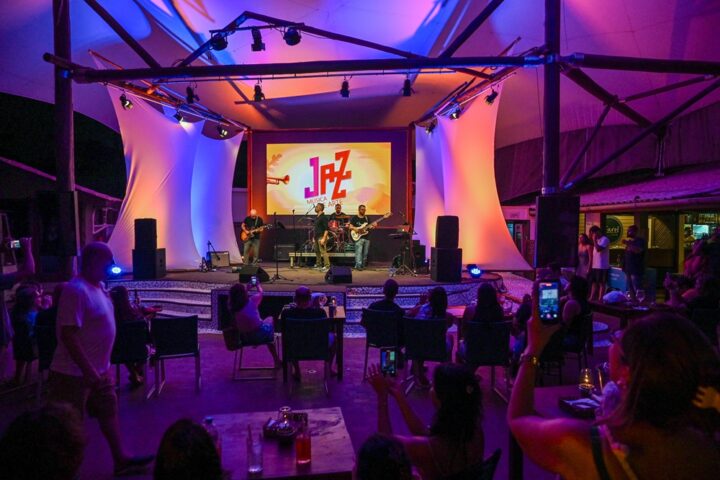 Festival de Jazz em Praia do Forte é adiado e ganha nova data em outubro; veja programação