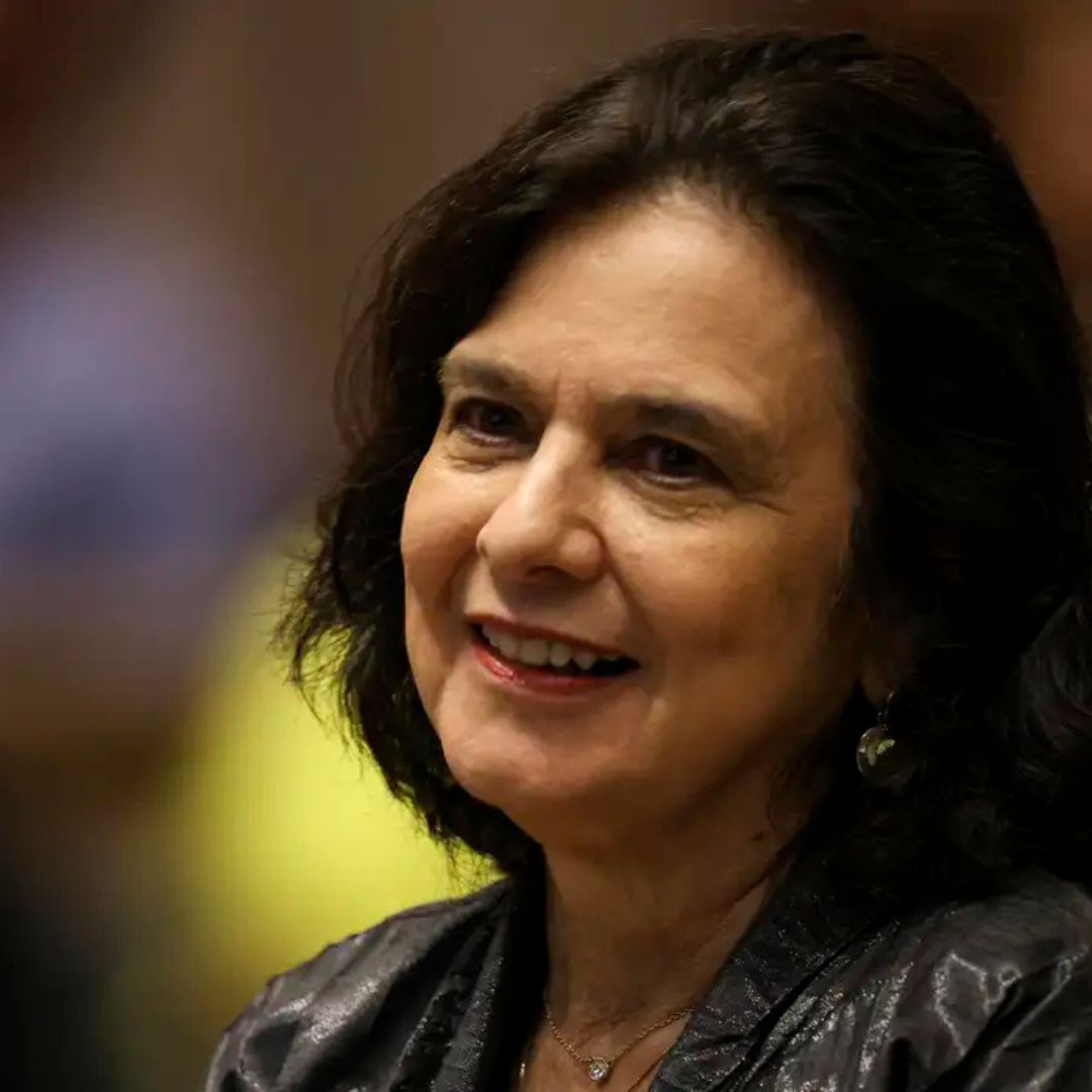 Nísia Trindade lança livro sobre bastidores da covid-19