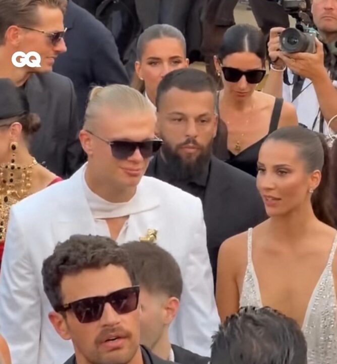 Haaland troca gramados pela alta-costura e prestigia desfile da Dolce & Gabbana na Itália