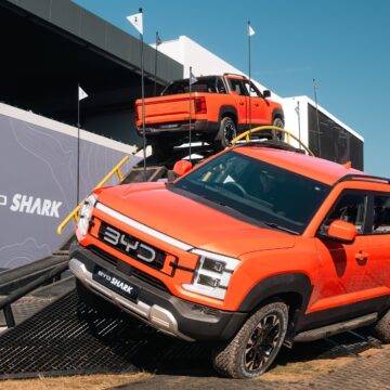 BYD apresenta Dolphin G híbrido e nova picape em festival na Inglaterra