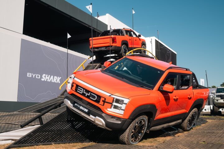 BYD apresenta Dolphin G híbrido e nova picape em festival na Inglaterra