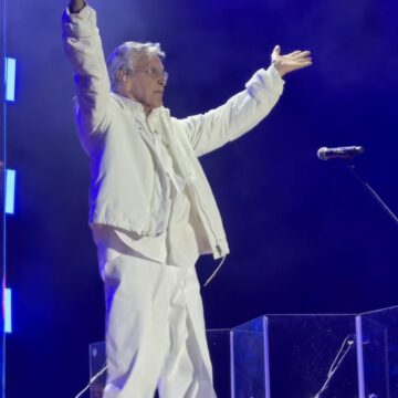 Caetano Veloso faz show no ‘Na Praia’ Festival, em Brasília; veja vídeo