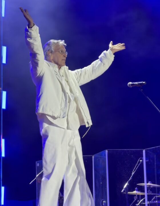 Caetano Veloso faz show no ‘Na Praia’ Festival, em Brasília; veja vídeo