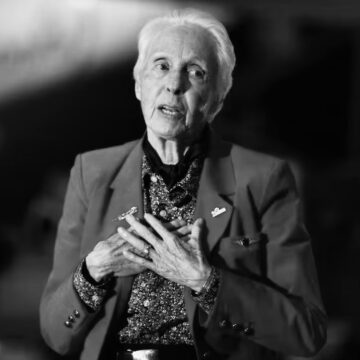 Morre Wally Funk, a mulher mais velha a viajar para o espaço