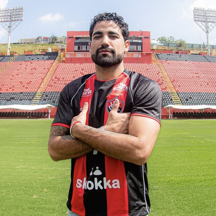 Vitória oficializa contratação do zagueiro argentino Emanuel Brítez