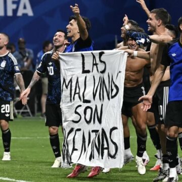 Faixa sobre Malvinas pode render punição da Fifa à Argentina após vitória sobre Inglaterra