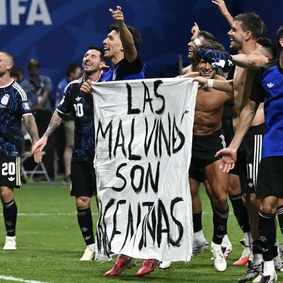 Faixa sobre Malvinas pode render punição da Fifa à Argentina após vitória sobre Inglaterra