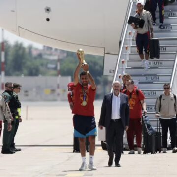 Seleção da Espanha desembarca em Madri com a taça da Copa do Mundo