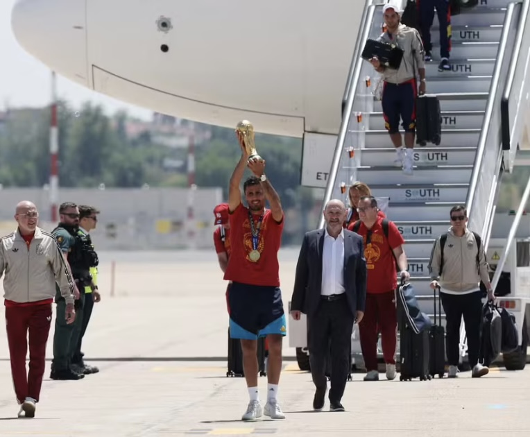 Seleção da Espanha desembarca em Madri com a taça da Copa do Mundo