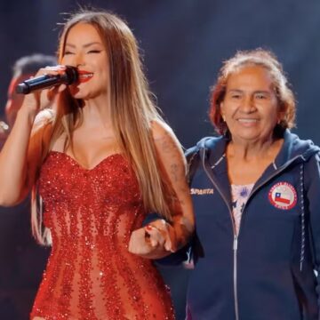 Em momento emocionante, Walkyria Santos divide palco com a mãe que perdeu a memória após AVC