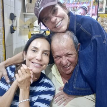 Ao lado da irmã, Ivete Sangalo prestigia tradicional bar em Salvador