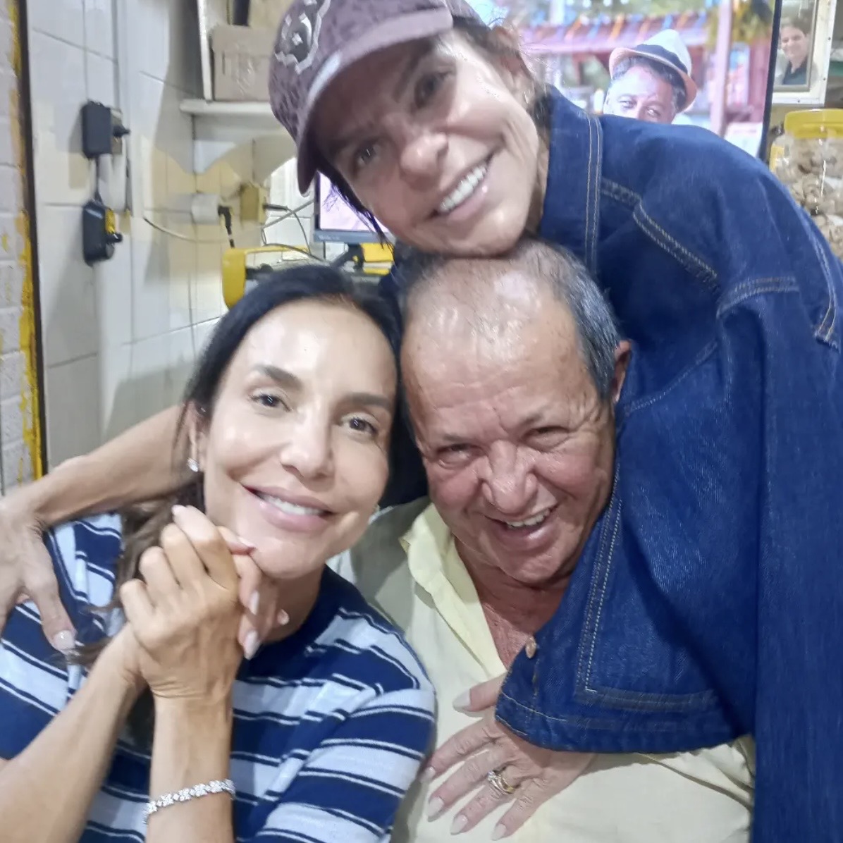 Ao lado da irmã, Ivete Sangalo prestigia tradicional bar em Salvador