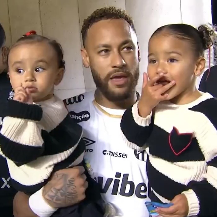 Neymar entra em campo acompanhado das filhas em primeiro jogo pelo Santos após Copa