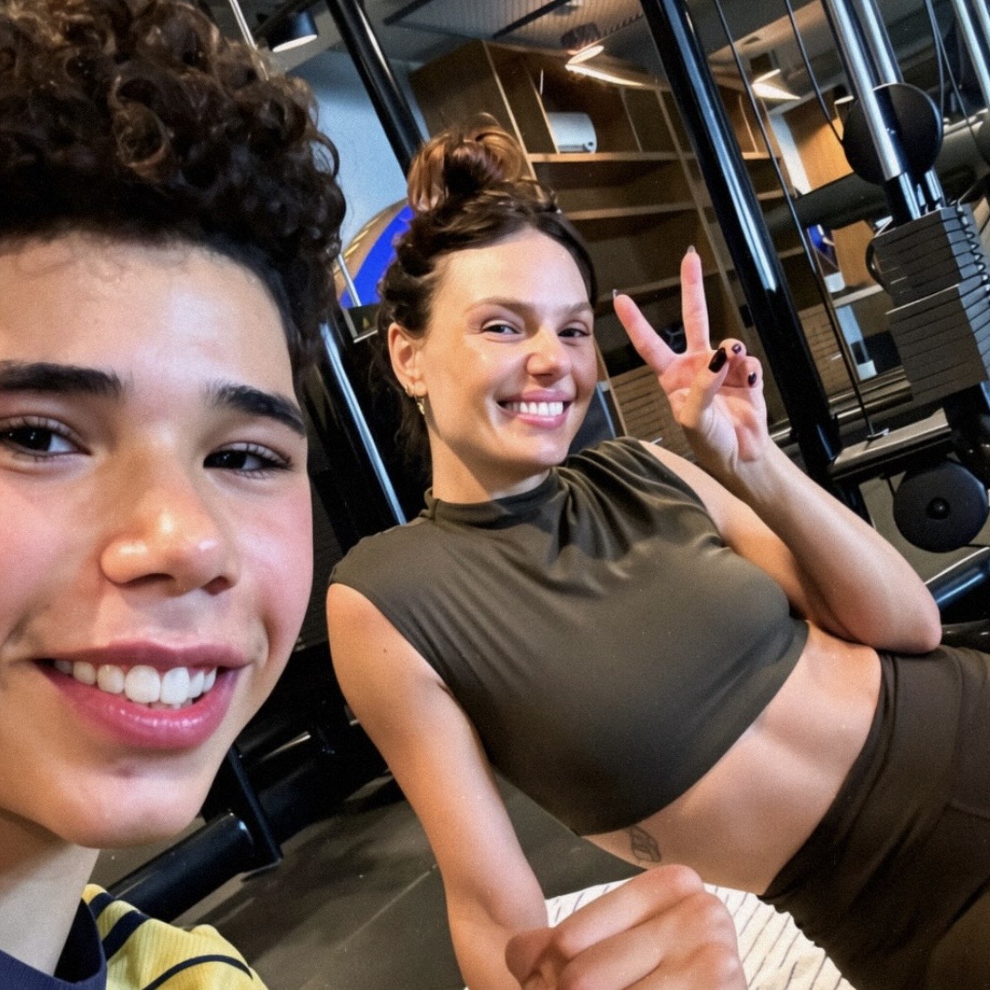 Isis Valverde mostra treino com enteado, filho de Wanessa Camargo