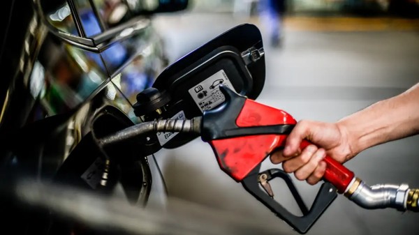 Nova mistura de 32% de etanol na gasolina entra em vigor neste sábado (1º); veja impactos nos motores