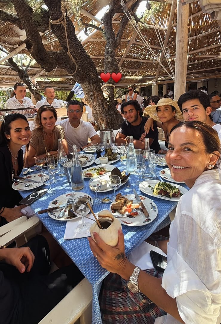 Ivete Sangalo aproveita dias de descanso no sul da França com familiares