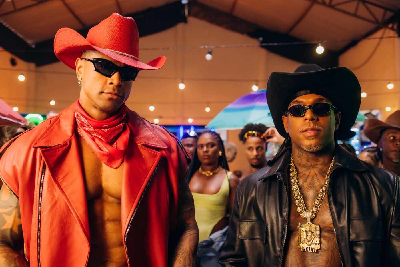 Oh Polêmico e Léo Santana surgem como cowboys para novo clipe