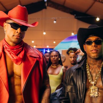 Oh Polêmico e Léo Santana surgem como cowboys para novo clipe
