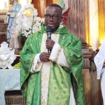 Conheça Padre Mossi Kuami Anoumou, sacerdote africano que assumiu a Igreja do Rosário dos Pretos
